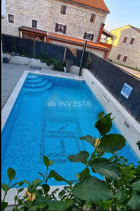 Momjan, Casa con piscina