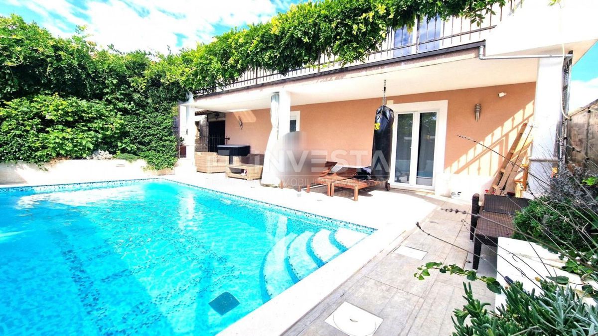 Momjan, Casa con piscina