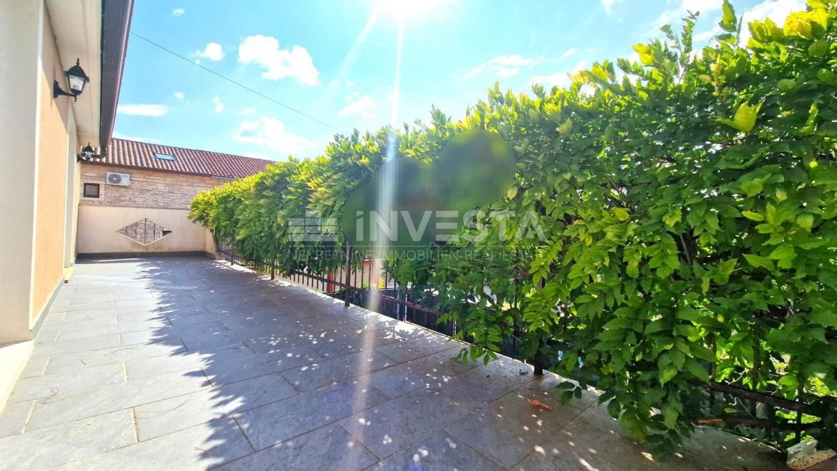 Momjan, Casa con piscina