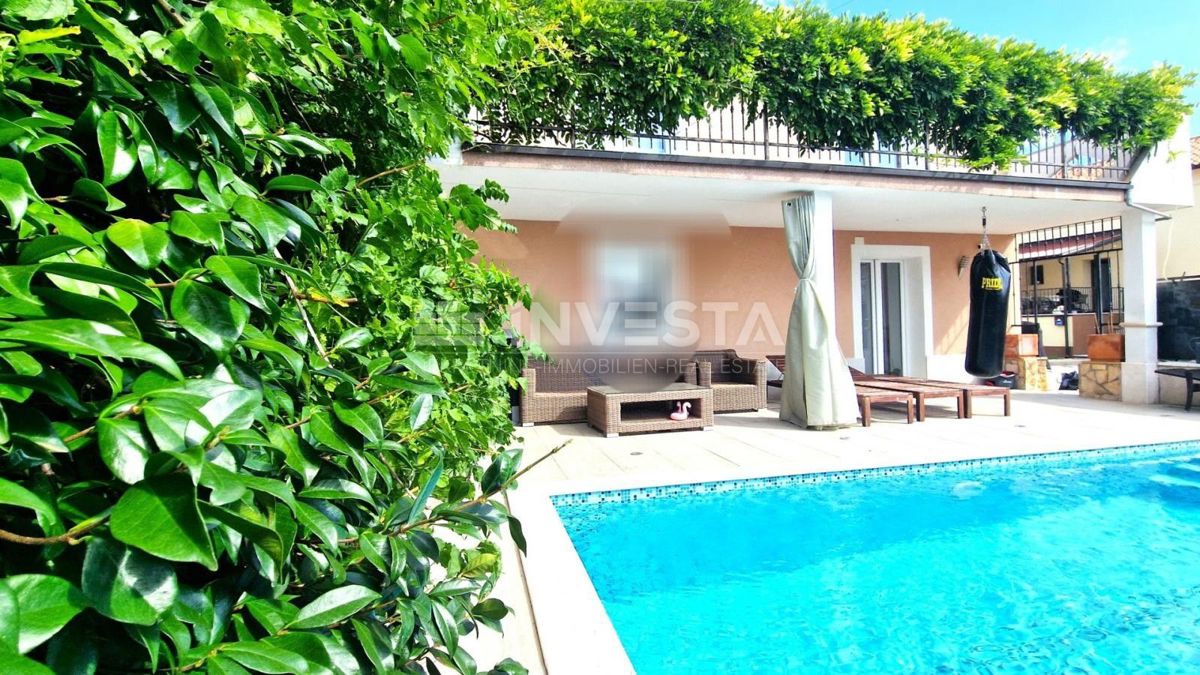 Momjan, Casa con piscina