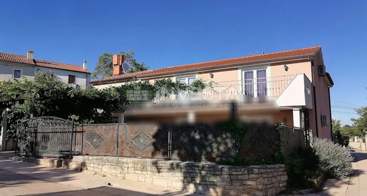 Momjan, Casa con piscina