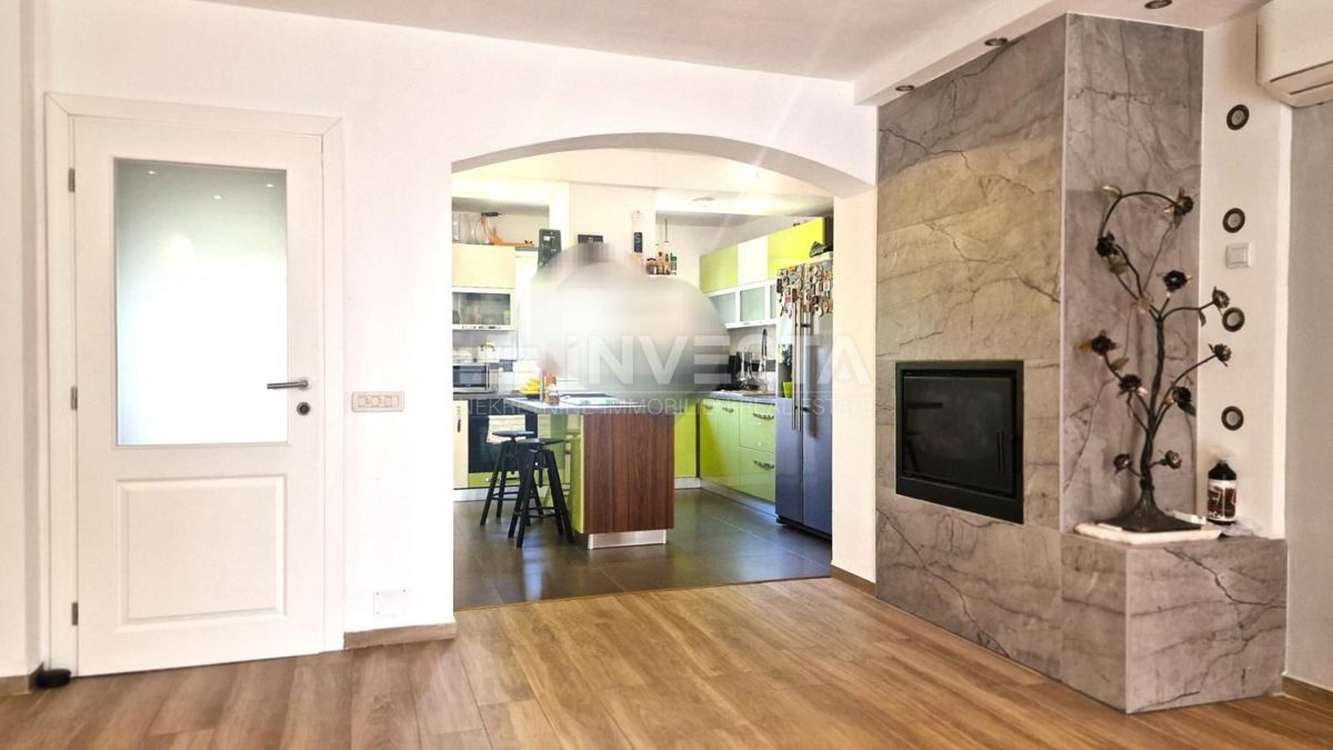 Momjan, Casa con piscina