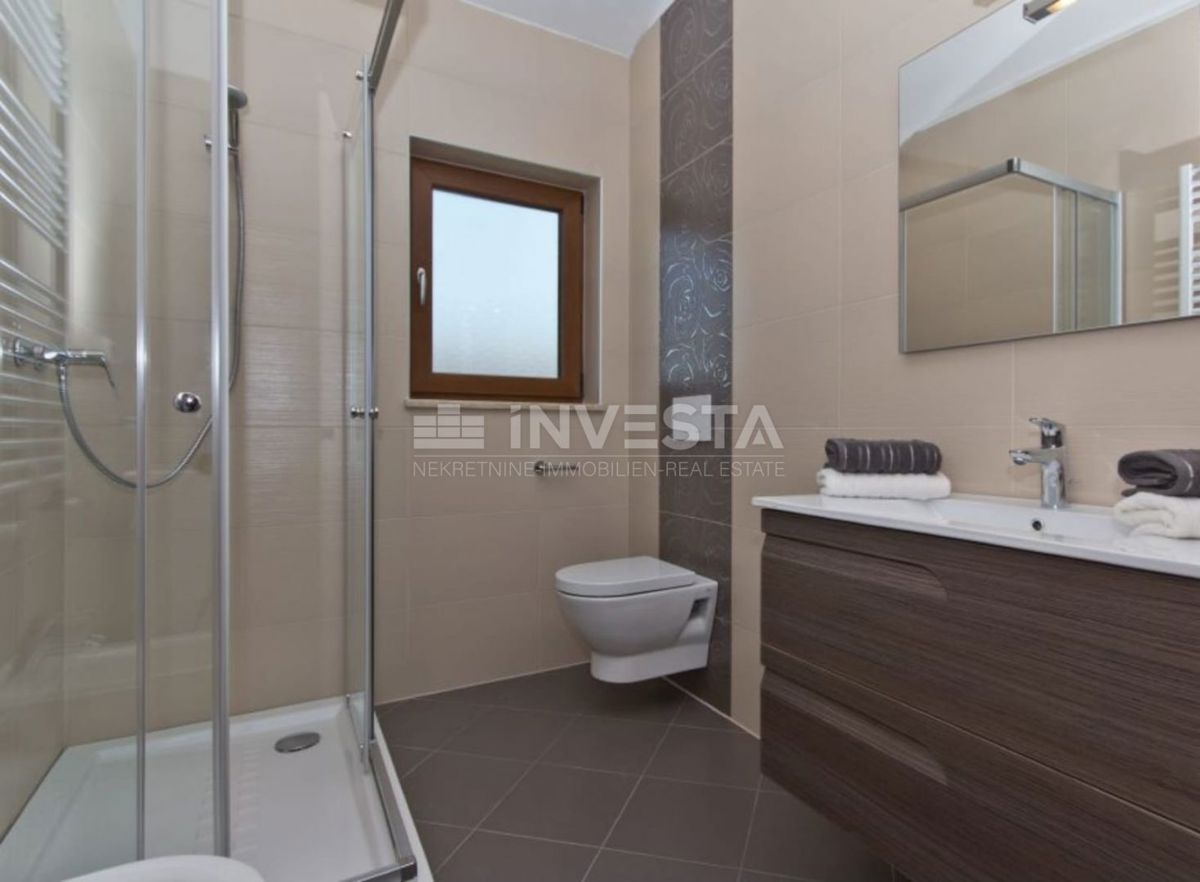 Dignano, villa moderna con piscina, 4 camere da letto