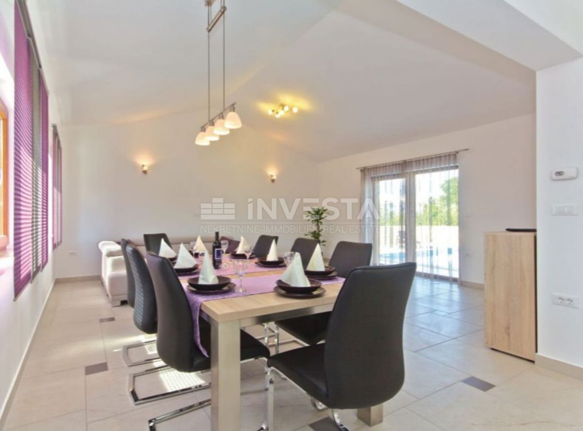 Dignano, villa moderna con piscina, 4 camere da letto