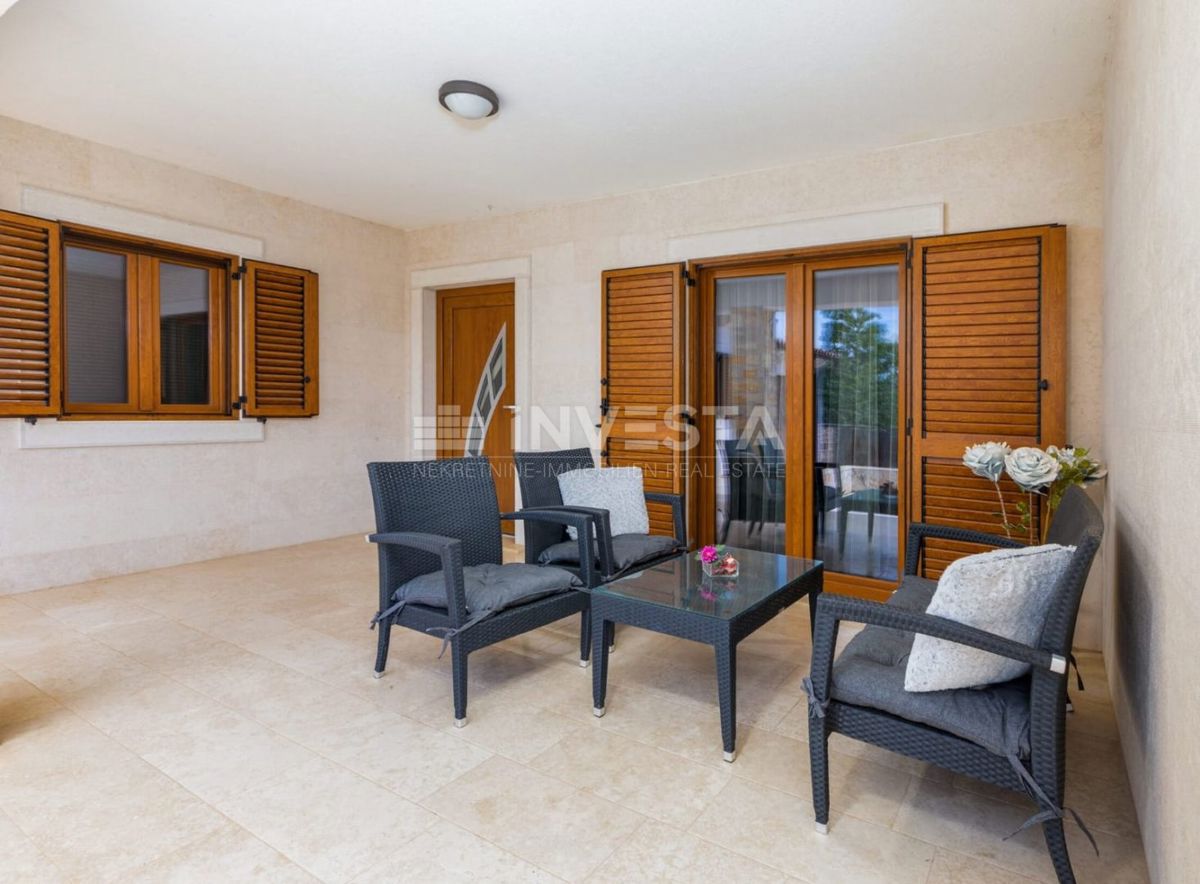 Dignano, villa moderna con piscina, 4 camere da letto