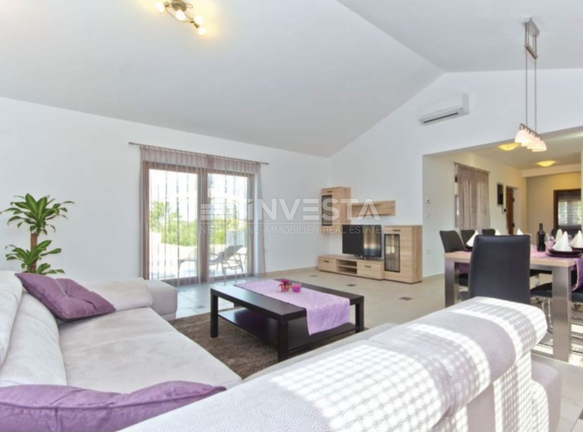 Dignano, villa moderna con piscina, 4 camere da letto