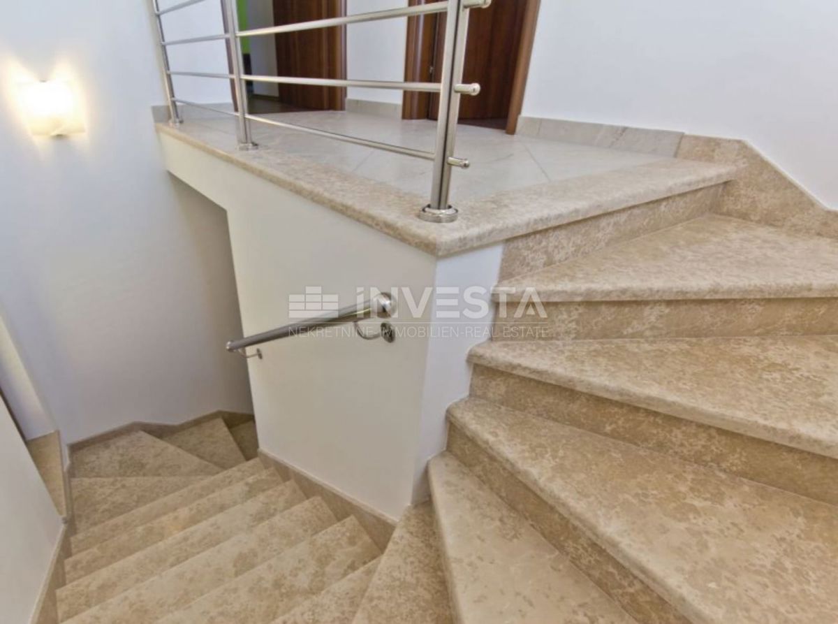 Dignano, villa moderna con piscina, 4 camere da letto