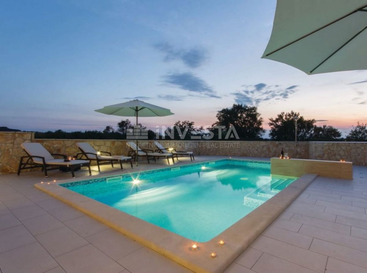 Dignano, villa moderna con piscina, 4 camere da letto