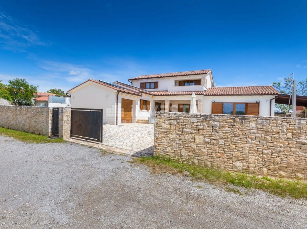 Dignano, villa moderna con piscina, 4 camere da letto