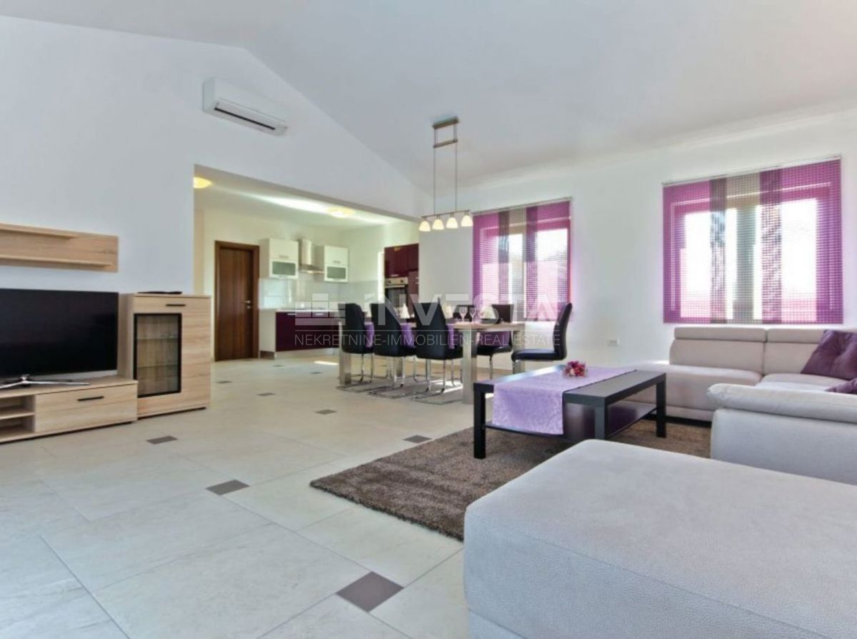 Dignano, villa moderna con piscina, 4 camere da letto