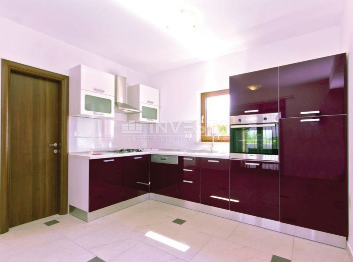 Dignano, villa moderna con piscina, 4 camere da letto