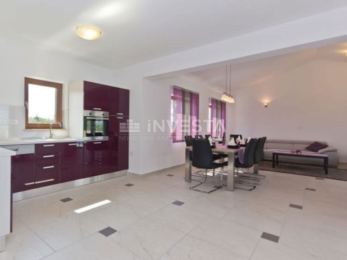 Dignano, villa moderna con piscina, 4 camere da letto