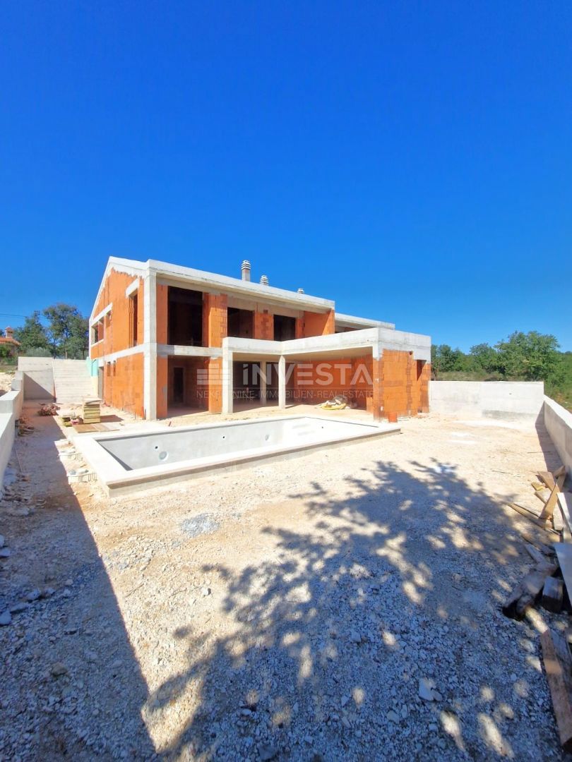 Casa con piscina e vista aperta sulla natura, ambiente tranquillo