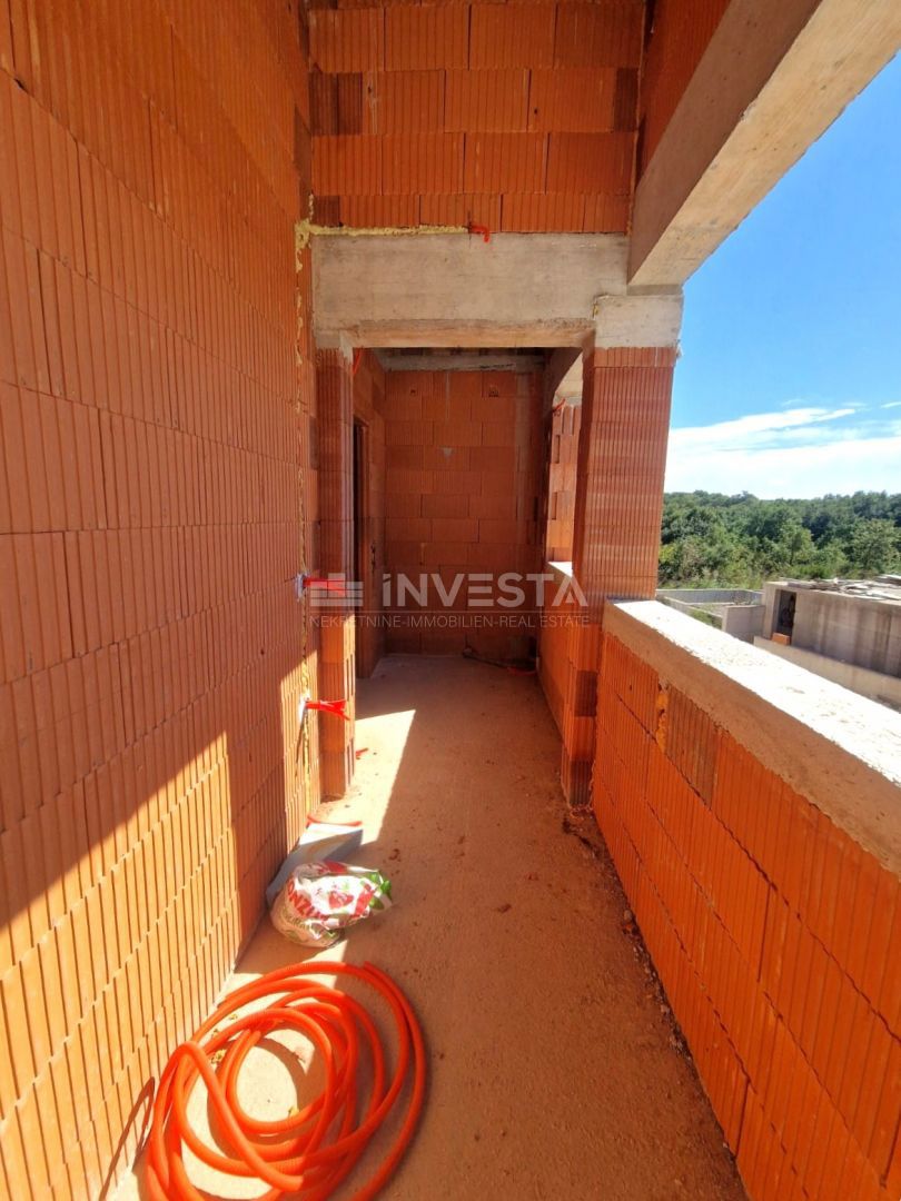 Casa con piscina e vista aperta sulla natura, ambiente tranquillo