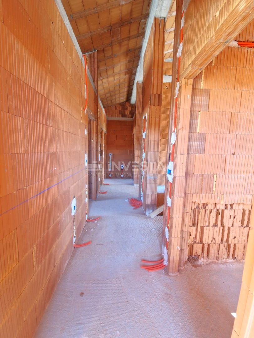 Casa con piscina e vista aperta sulla natura, ambiente tranquillo