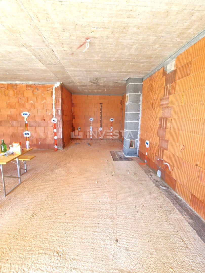 Casa con piscina e vista aperta sulla natura, ambiente tranquillo