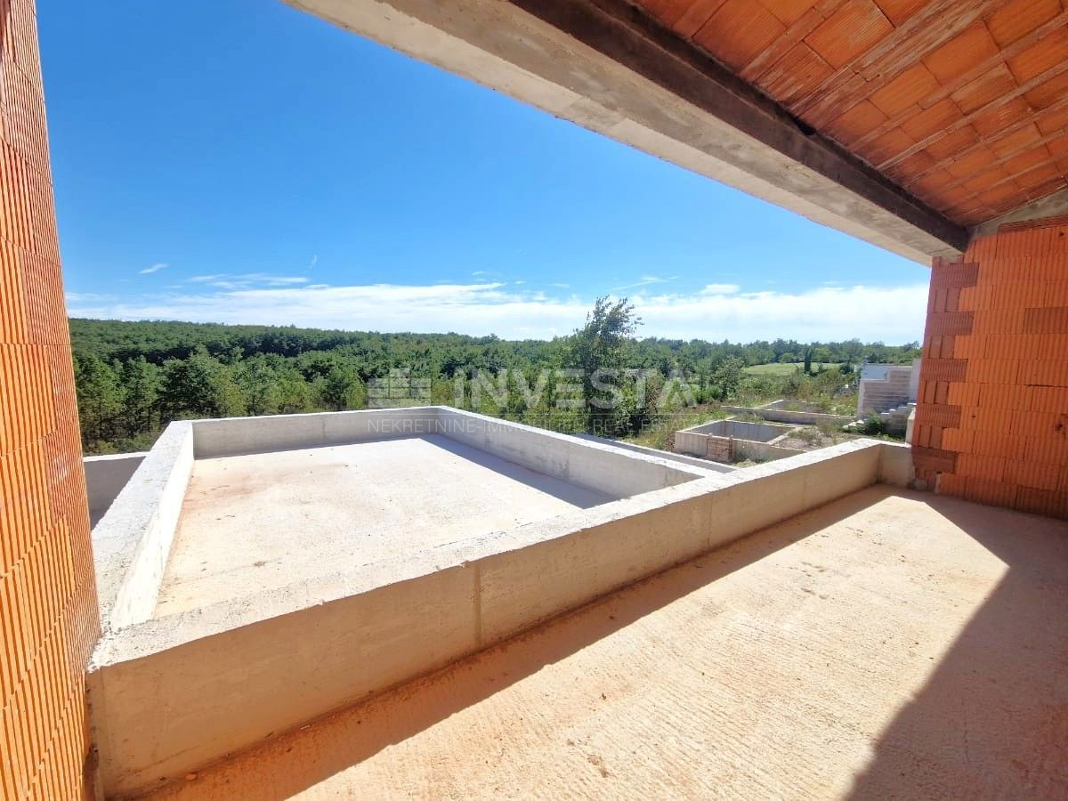 Casa con piscina e vista aperta sulla natura, ambiente tranquillo