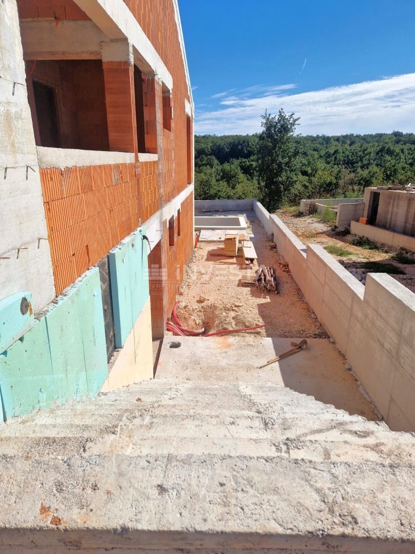 Casa con piscina e vista aperta sulla natura, ambiente tranquillo