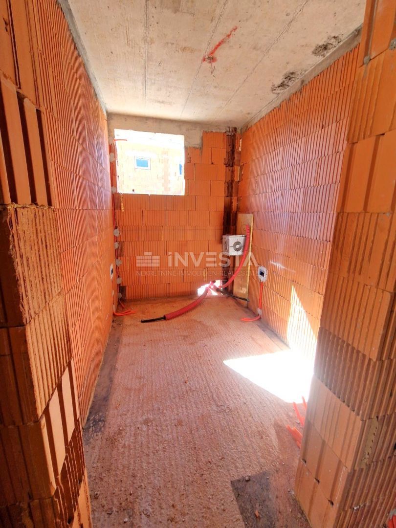 Casa con piscina e vista aperta sulla natura, ambiente tranquillo