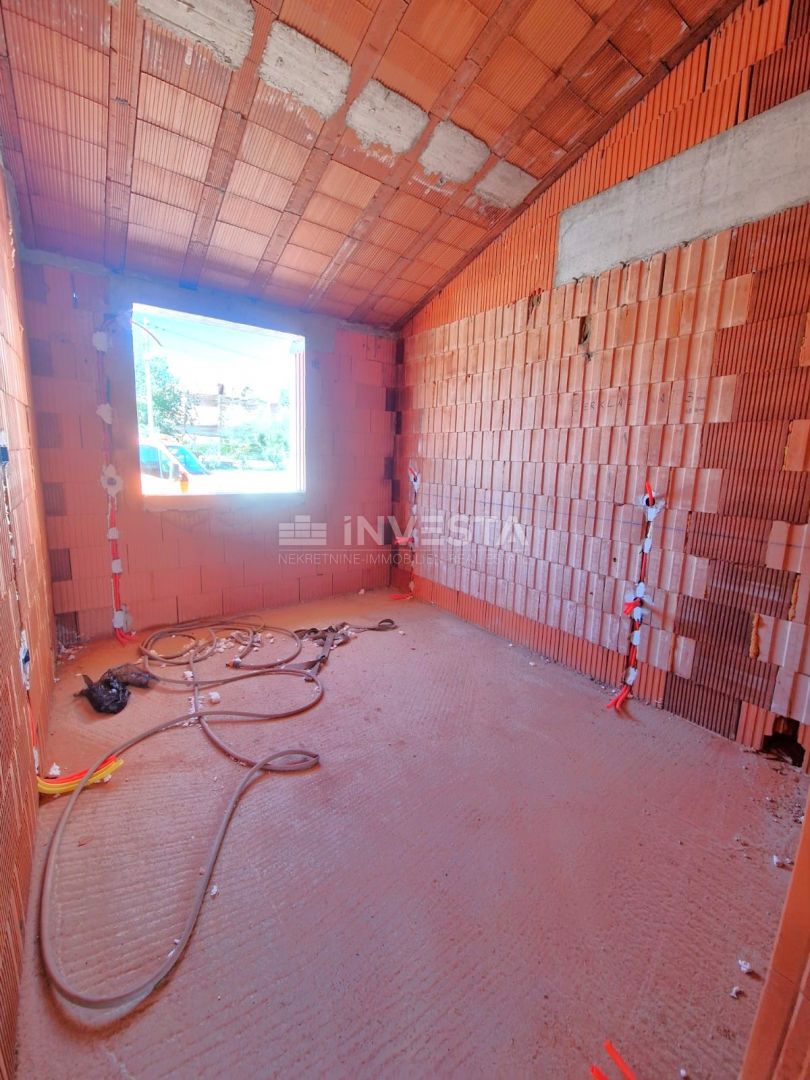 Casa con piscina e vista aperta sulla natura, ambiente tranquillo