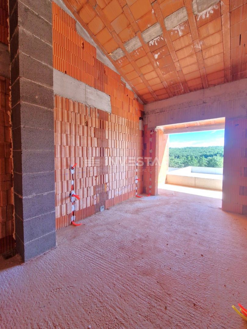 Casa con piscina e vista aperta sulla natura, ambiente tranquillo