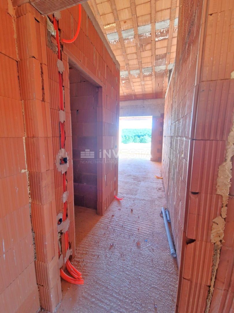 Casa con piscina e vista aperta sulla natura, ambiente tranquillo