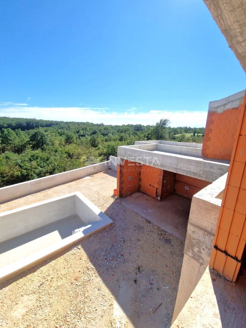Casa con piscina e vista aperta sulla natura, ambiente tranquillo