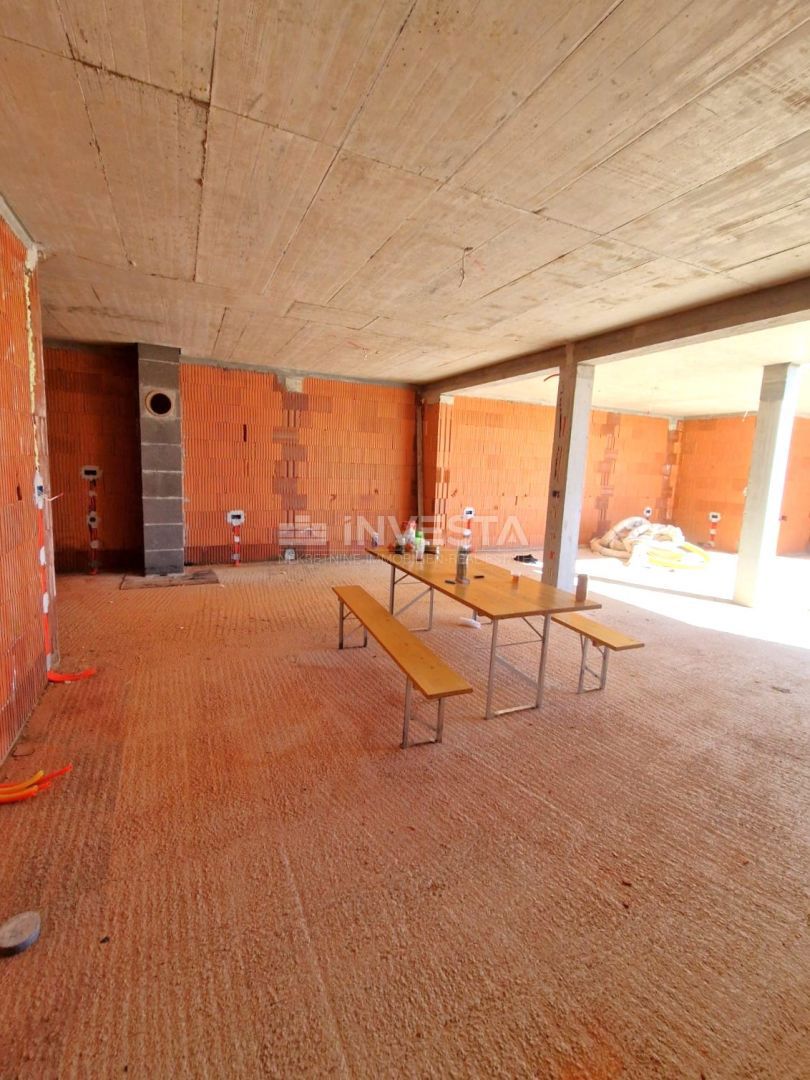 Casa con piscina e vista aperta sulla natura, ambiente tranquillo