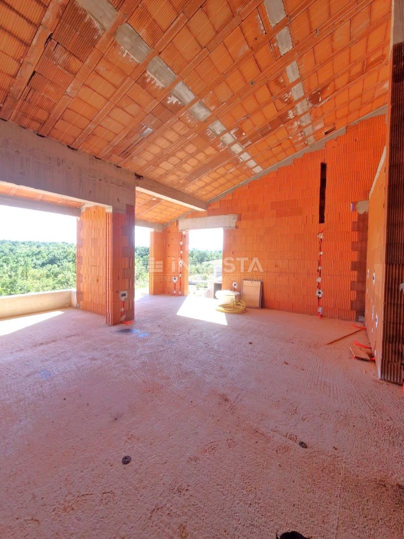 Casa con piscina e vista aperta sulla natura, ambiente tranquillo