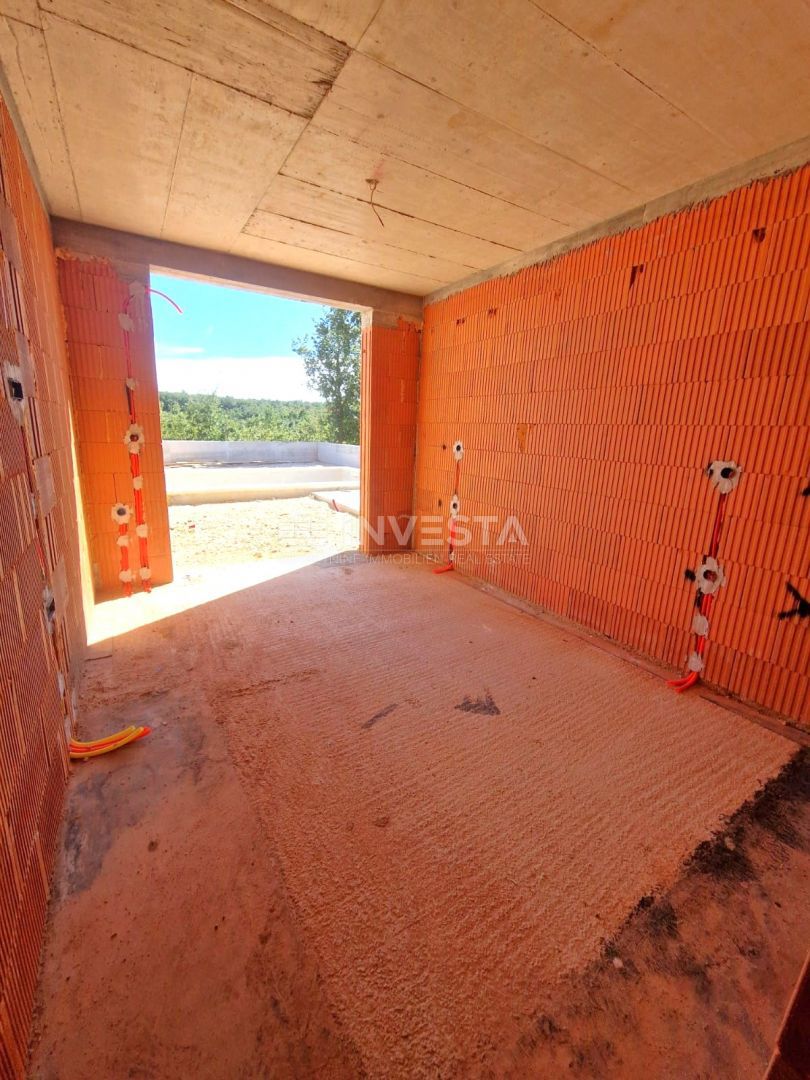 Casa con piscina e vista aperta sulla natura, ambiente tranquillo