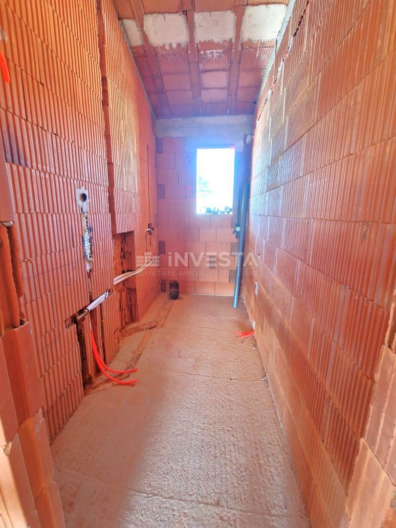 Casa con piscina e vista aperta sulla natura, ambiente tranquillo