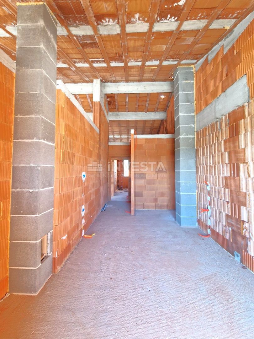 Casa con piscina e vista aperta sulla natura, ambiente tranquillo