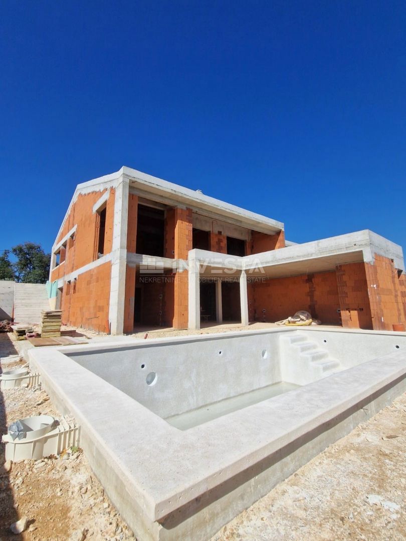 Casa con piscina e vista aperta sulla natura, ambiente tranquillo