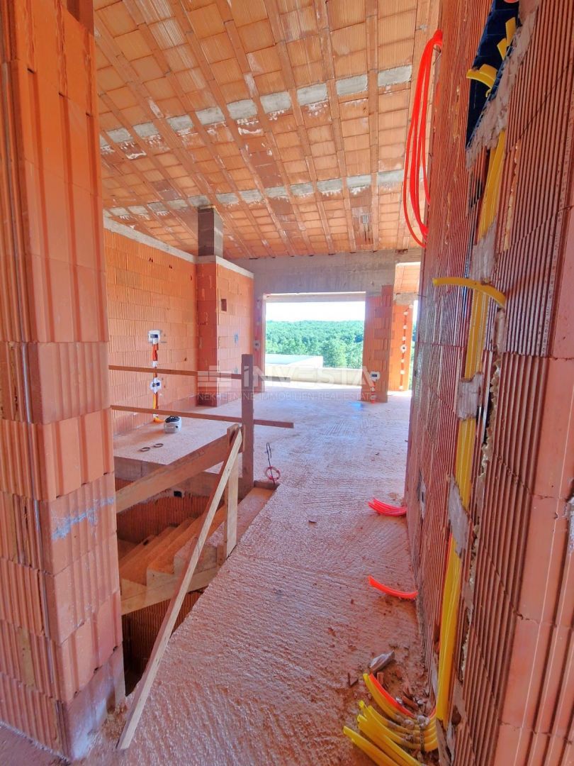Casa con piscina e vista aperta sulla natura, ambiente tranquillo