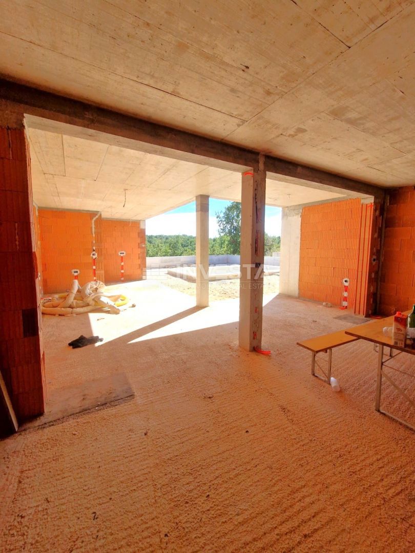 Casa con piscina e vista aperta sulla natura, ambiente tranquillo