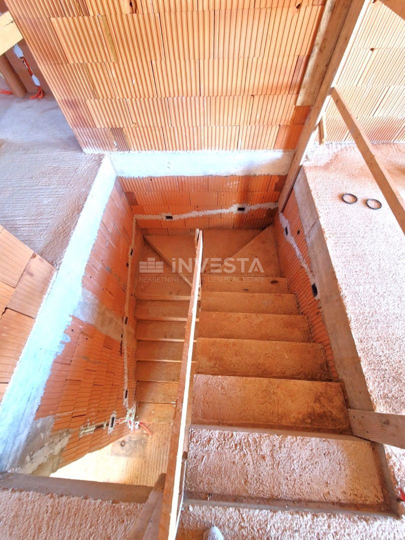 Casa con piscina e vista aperta sulla natura, ambiente tranquillo