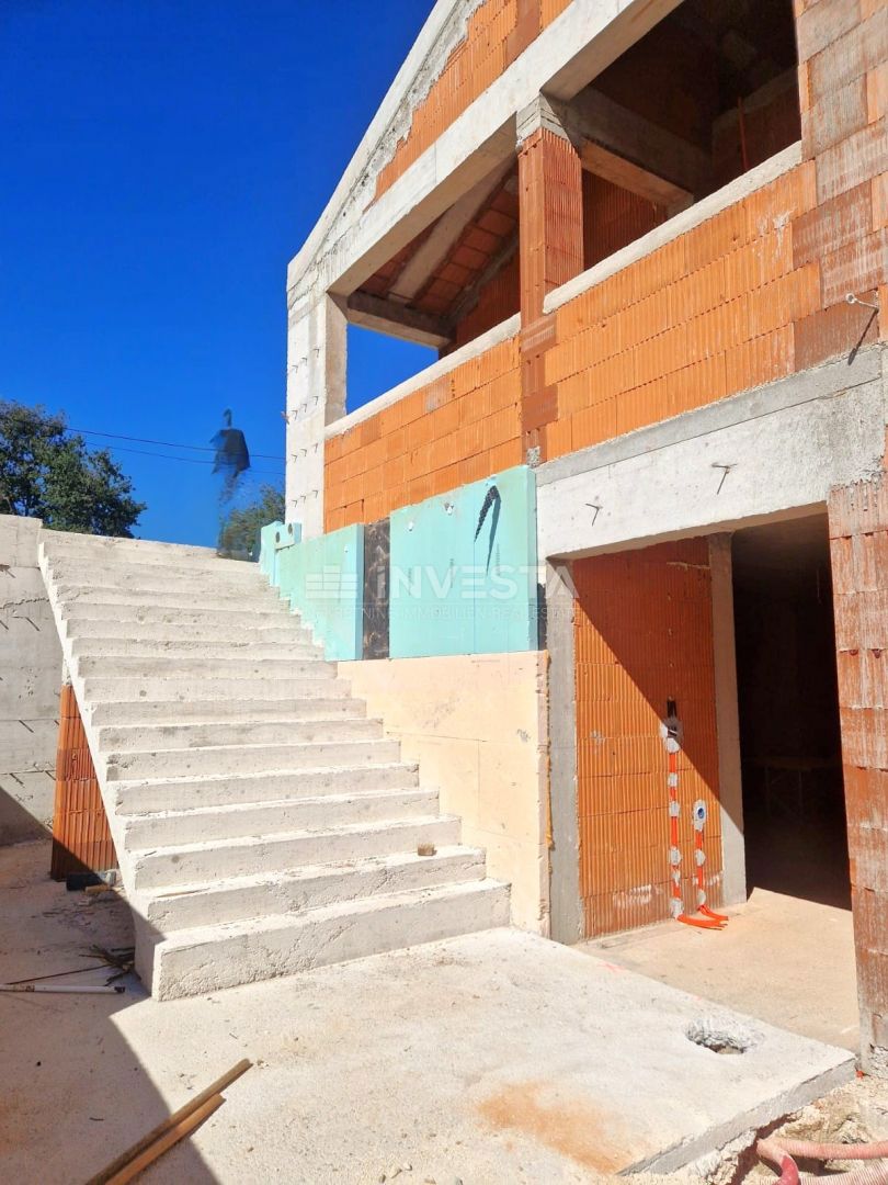 Casa con piscina e vista aperta sulla natura, ambiente tranquillo
