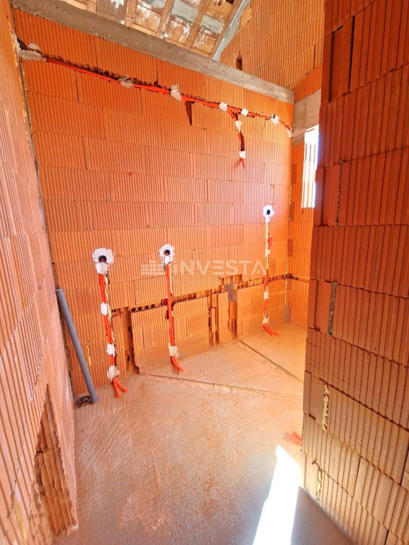 Casa con piscina e vista aperta sulla natura, ambiente tranquillo