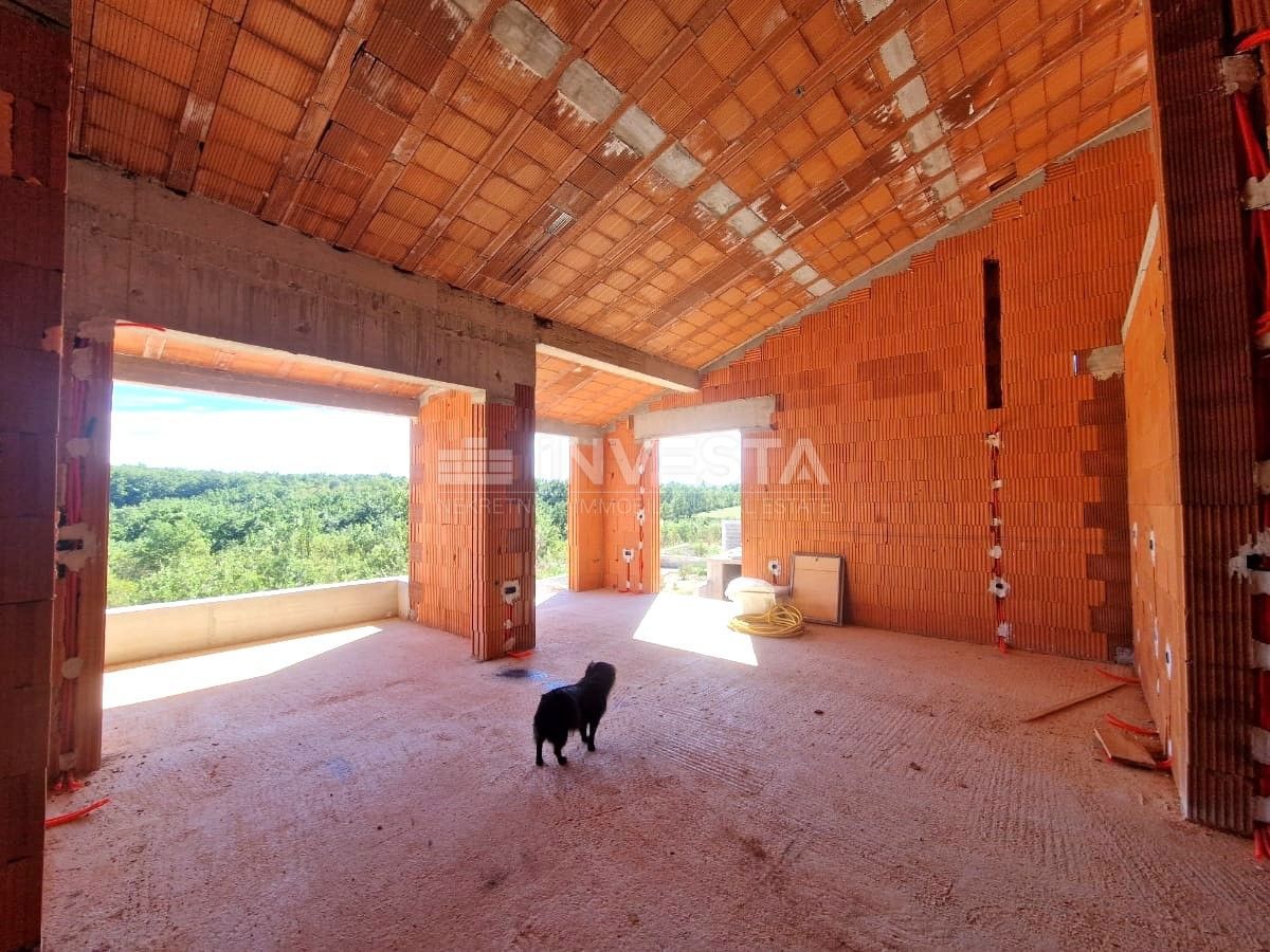 Casa con piscina e vista aperta sulla natura, ambiente tranquillo