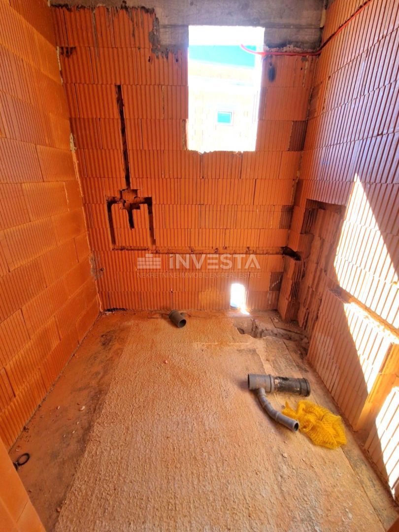 Casa con piscina e vista aperta sulla natura, ambiente tranquillo