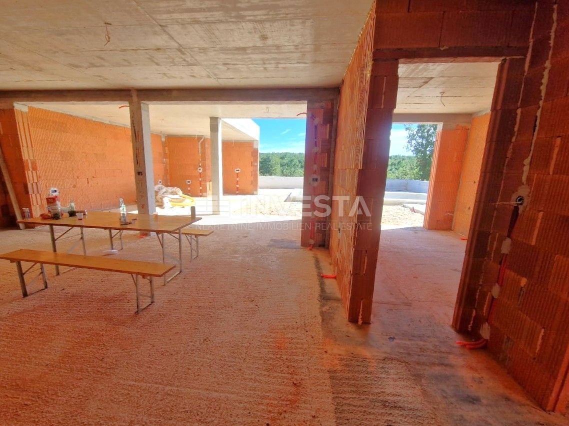 Casa con piscina e vista aperta sulla natura, ambiente tranquillo