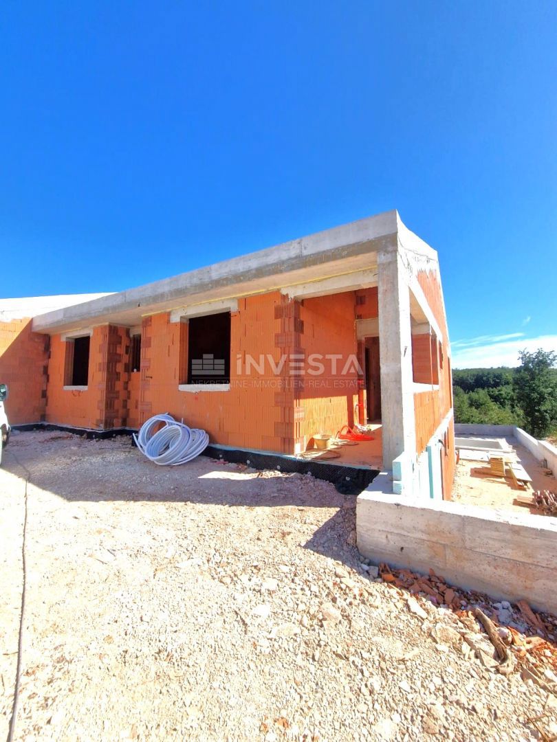 Casa con piscina e vista aperta sulla natura, ambiente tranquillo