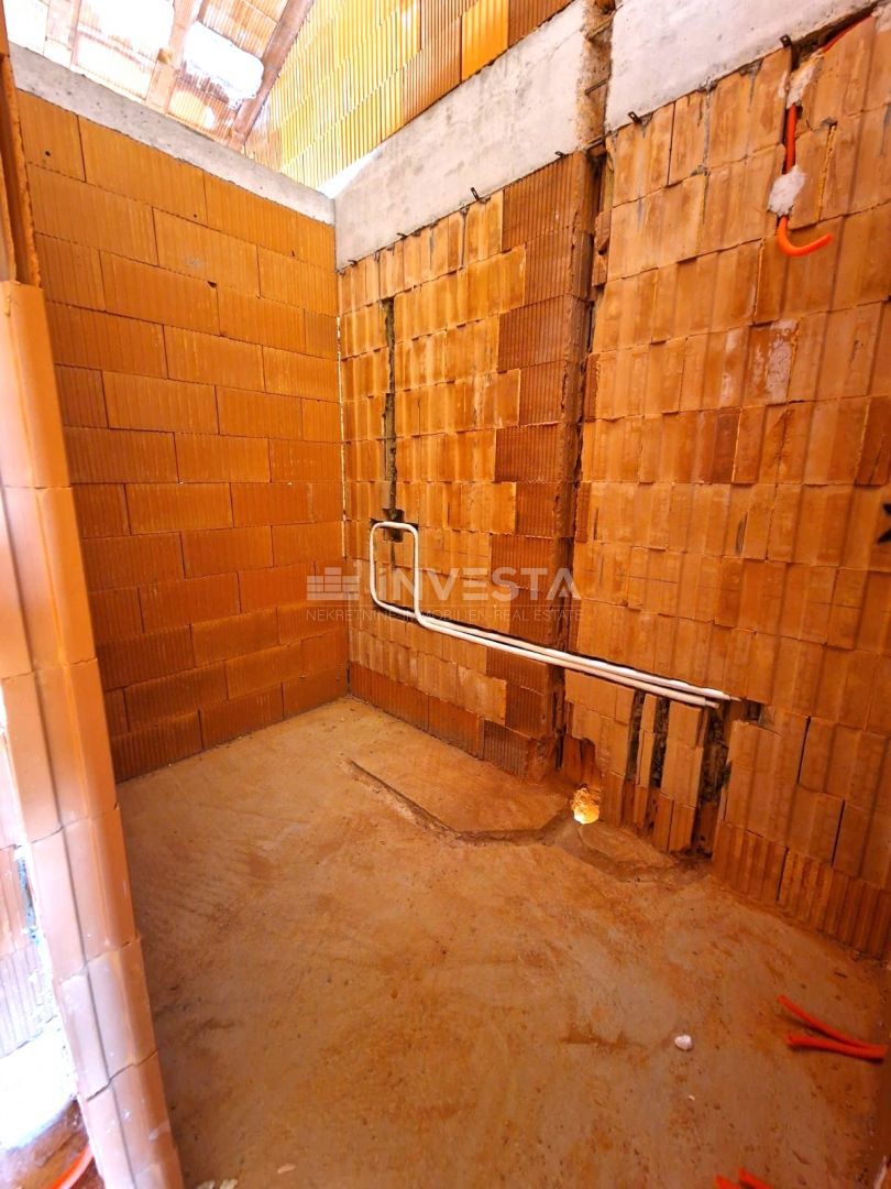 Casa con piscina e vista aperta sulla natura, ambiente tranquillo