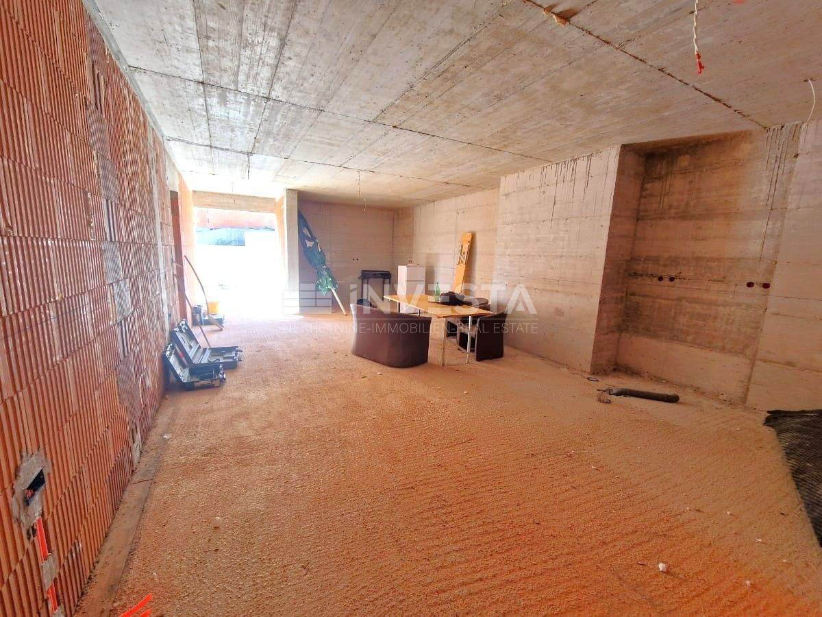 Casa con piscina e vista aperta sulla natura, ambiente tranquillo