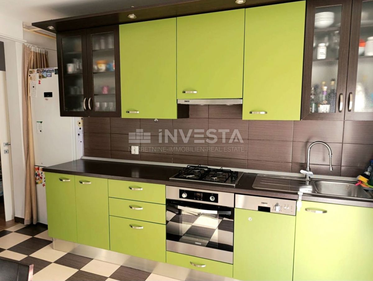 Pola, Vidikovac, appartamento ristrutturato al 3° piano con ascensore, 2 camere da letto e balcone