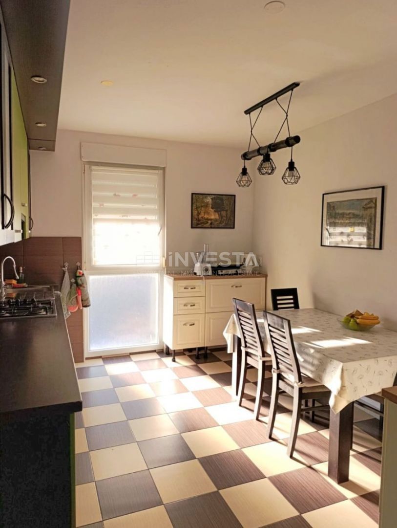 Pola, Vidikovac, appartamento ristrutturato al 3° piano con ascensore, 2 camere da letto e balcone