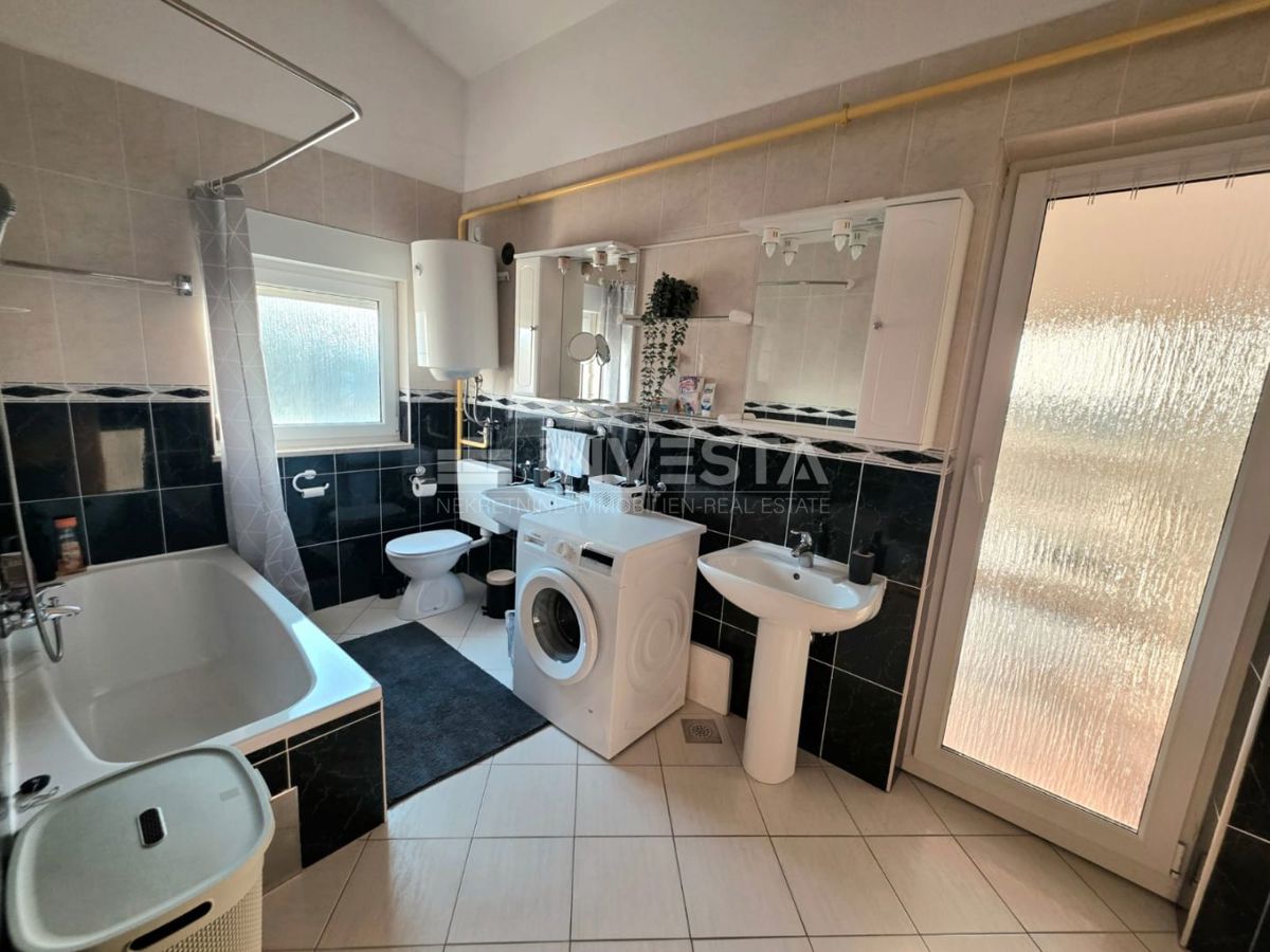 Pola appartamento familiare in ottima posizione con tre camere da letto terrazza e parcheggio