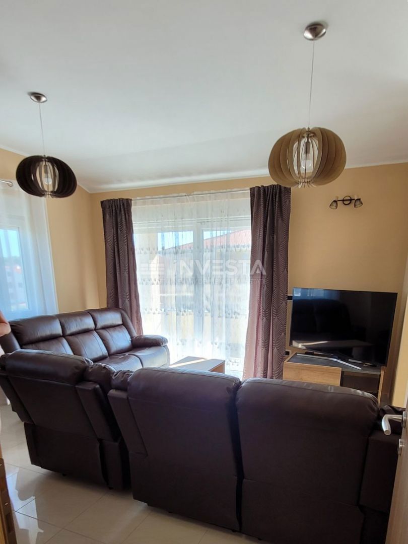 Ampio appartamento con 3 camere da letto, 2 terrazze e vista mare