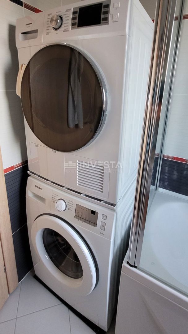 Ampio appartamento con 3 camere da letto, 2 terrazze e vista mare