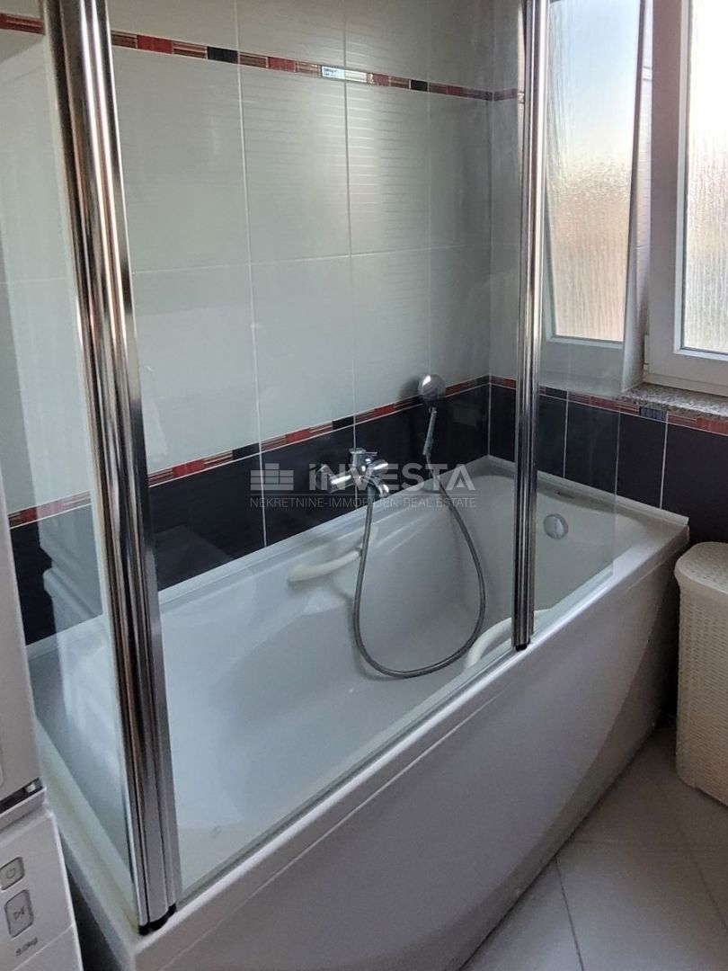 Ampio appartamento con 3 camere da letto, 2 terrazze e vista mare